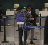 组图：周海媚素颜现身无人识 独自上厕所显孤单