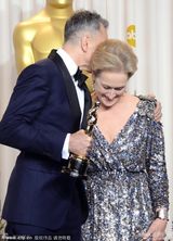 组图：奥斯卡后台海瑟薇圆梦落泪 李安拜年