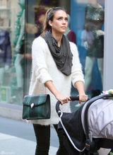 高清组图：杰西卡-阿尔芭街拍白色毛衣搭配长靴