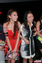 组图：周秀娜风骚秀事业线 倒巨乳宣传新戏