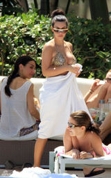 幻灯图集：金-卡戴珊迈阿密度假 比基尼秀丰胸