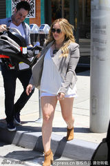 组图：希拉里-达芙亮相街头衣着随性笑容十足