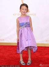 组图：《摩登家庭》童星笑容纯真缺牙可爱