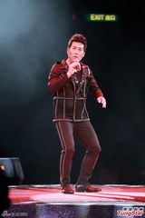 组图：甄妮等红馆开唱 潘美辰唱情歌疑示爱