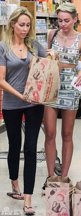 组图：麦莉-赛勒斯美元加身逛超市身材窈窕