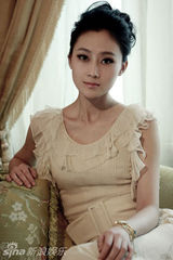 幻灯组图：林鹏居家写真曝光 主打春日lady慵懒风