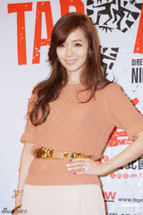 组图：侯佩岑现身台北笑容明媚长裙优雅