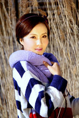 组图：陶红户外写真 冬日阳光下的乖巧小女人