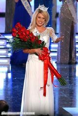 组图：2011美国小姐诞生 17岁金发少女斯坎兰夺冠