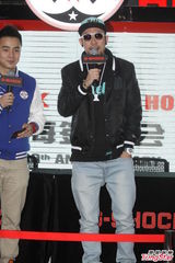 组图：MC热狗上海签售 众多粉丝捧场人气旺