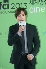 独家组图：李秉宪出席活动 婚后更显稳重绅士