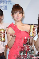 组图：郭书瑶连身短裙亮相 造型甜美可爱性感