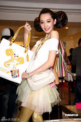 高清图：王心凌短裙走秀 大摆可爱姿势展青春活力