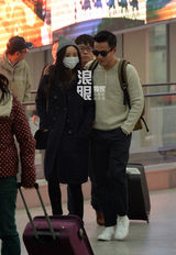 独家：杨幂刘恺威牵手甜蜜回京 好丈夫贴心护孕