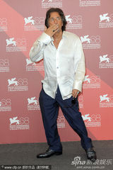 组图：《王尔德-莎乐美》发布会 导演获查斯坦献吻