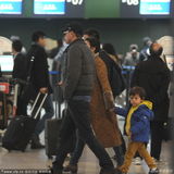 组图：刘烨携妻儿现身机场 洋媳妇带萌娃抢眼