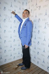 组图：李亚鹏首送钻戒王菲展羞涩