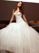 组图：C罗超模女友莎伊克婚纱诱惑蜂腰美腿