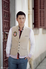 组图：任重最新户外写真悠闲随意