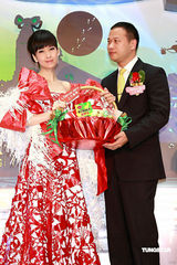 高清：周慧敏剪纸造型秀古典美 称婚后变更温柔