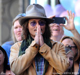 组图：克鲁兹入驻星光大道成西班牙第一人 笑拥德普