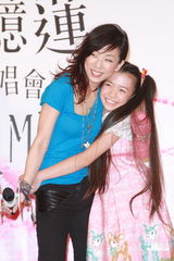 组图：林忆莲签售会避谈绯闻 车窗爆炸有惊无险