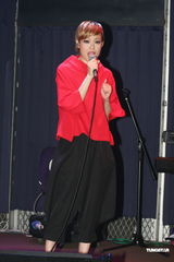 组图：容祖儿睽违11年台北开唱 一身大红烧乌龟