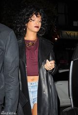 组图：蕾哈娜度假性感自拍 穿比基尼秀椒乳