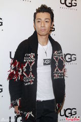 组图：周柏豪大毛衣温暖亮相 将挑战演裸露丑男