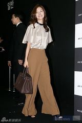 组图：玄英裴瑟琪等众星盛装出席 助阵时装秀