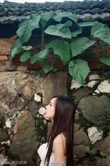 组图：女子酷似杨幂  网友直呼傻傻分不清