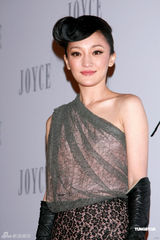 周迅豹纹短裙亮相秀香肩 李连杰教拍武打片(图)