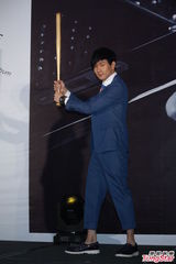 组图：林俊杰发布新专辑 秀棒球阳光帅气