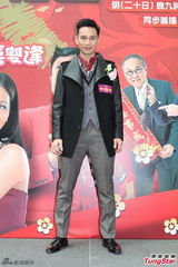 组图：滕丽名提前获赠生日礼物 薛家燕旅行过年