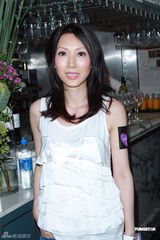 组图：李嘉欣白裙秀美背 吴千语谈林峰似有所指