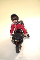 组图：林志颖庆粉丝破2500万晒父子骑机车帅照