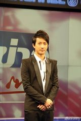 组图：帅气韩庚泰国受热捧 虔诚男歌迷下跪支持