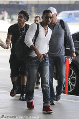 组图：史密斯携两子亮相机场 身型壮硕酷劲十足