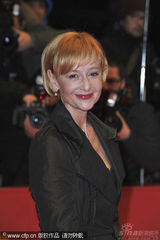 幻灯图：《孩子们没事》首映 朱丽安-摩尔黑裙性感