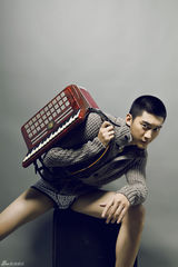 组图：宋珉宇枪与玫瑰写真 造型多变彰显魅力