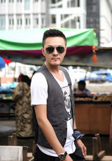 组图：“旅行者”于小伟赴文莱街拍简约时尚