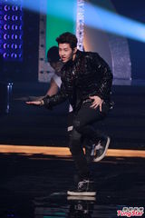 组图：谭咏麟劝祖儿多休养 何韵诗认与女友外游