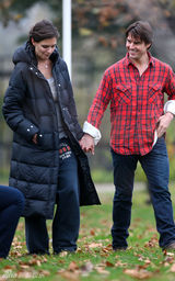 高清：霍尔姆斯拍摄新片 汤姆-克鲁斯探班秀恩爱