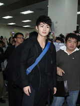 组图：三浦春马访台粉丝接机 宣传新片玩睫毛夹牙签