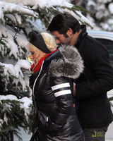 组图：克里斯汀娜法国庆生 和男友坐马车显浪漫