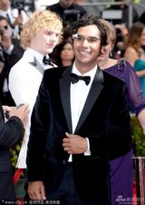 组图：《生活大爆炸》昆瑙-内亚戴潮镜亮相