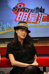 组图：《非诚勿扰2》主创做客 三女星造型各异