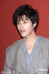 幻灯：蓝正龙被问与大S感情事 侯佩岑忙为其解围 