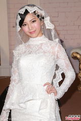 组图：李曼筠穿婚纱露酥胸 Whitney日本造人