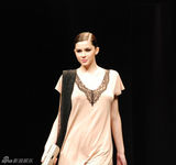 组图：内衣名模马达丽娜-皮卡为内衣走秀